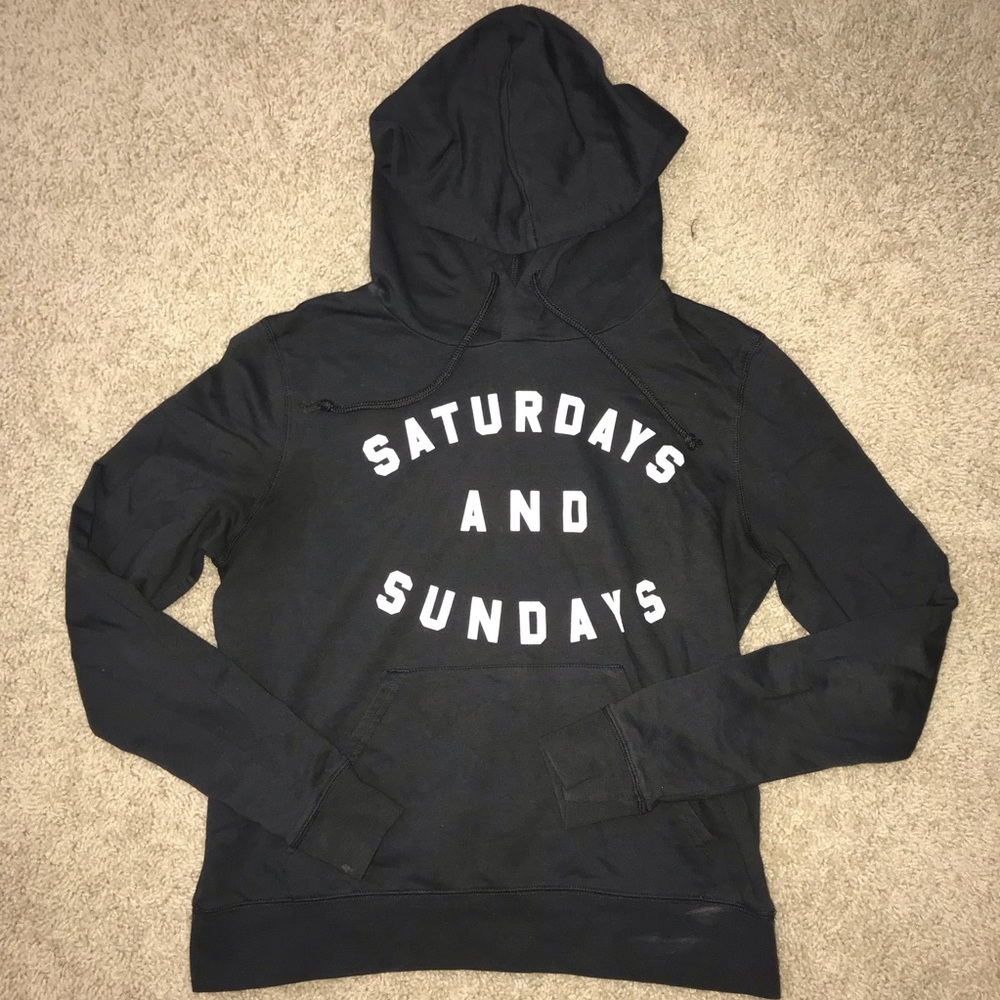 • B&W sweatshirt w/ lettering 🖤 •